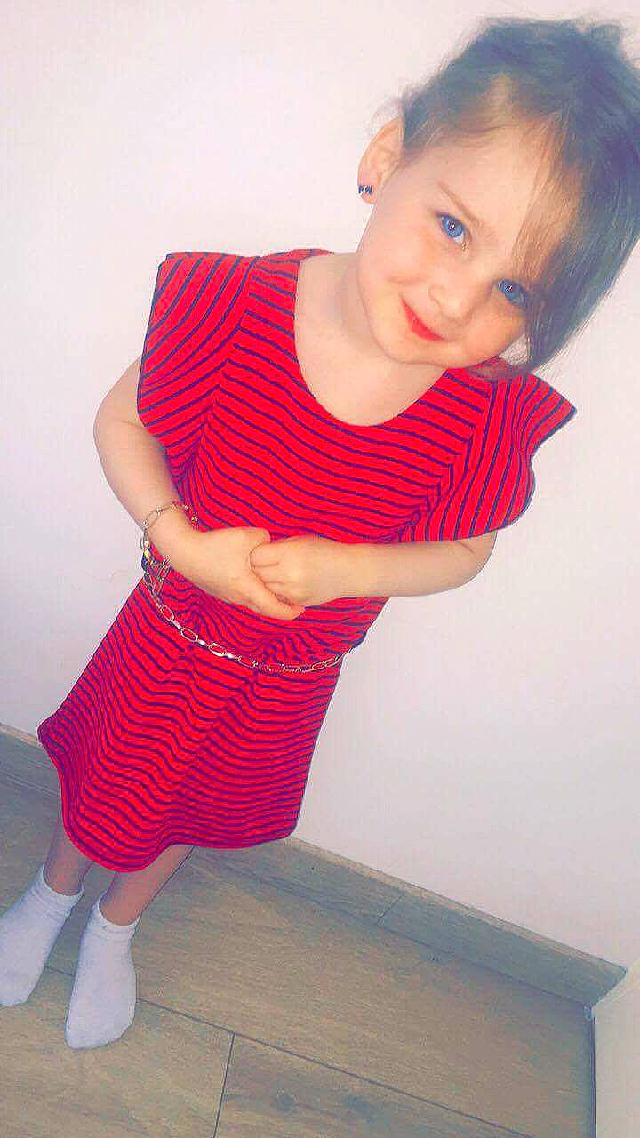 Capucine participe au concours pour gagner de l'argent avec cette photo : arm, child, clothing, design, girl, human_hair_color, joint, joy, knitting, leg, outerwear, pattern, person, pink, plaid, red, shoulder, sitting, skin, standing