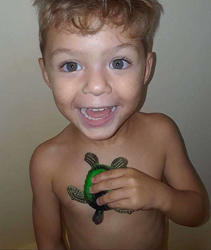 Isiah is registered to the contest to win money with this photo: arm, cheek, ear, eye, eyebrow, eyelash, facial_expression, hairstyle, hand, human_body, joint, joy, lip, mouth, muscle, nose, organ, person, shoulder, skin