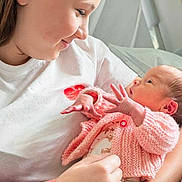 Eily participe au concours pour gagner de l'argent avec cette photo : child, newborn, baby, sibling, holding, portrait, indoor, blanket, crochet_blanket, pink_cardigan, white_tshirt, bracelet, smile, gaze, bed, nursery, family, soft_light, hair, skin