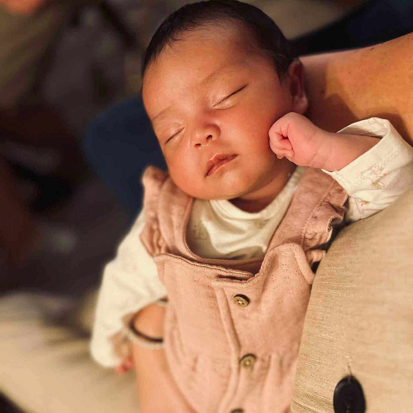 Victoire a rejoint le concours — aidez-le/la à gagner de superbes lots ! arm, baby, child, closeup, clothing, cozy, cute, hand, human, indoor, infant, newborn, peaceful, person, pink_overalls, portrait, resting, skin, sleeping, soft_lighting