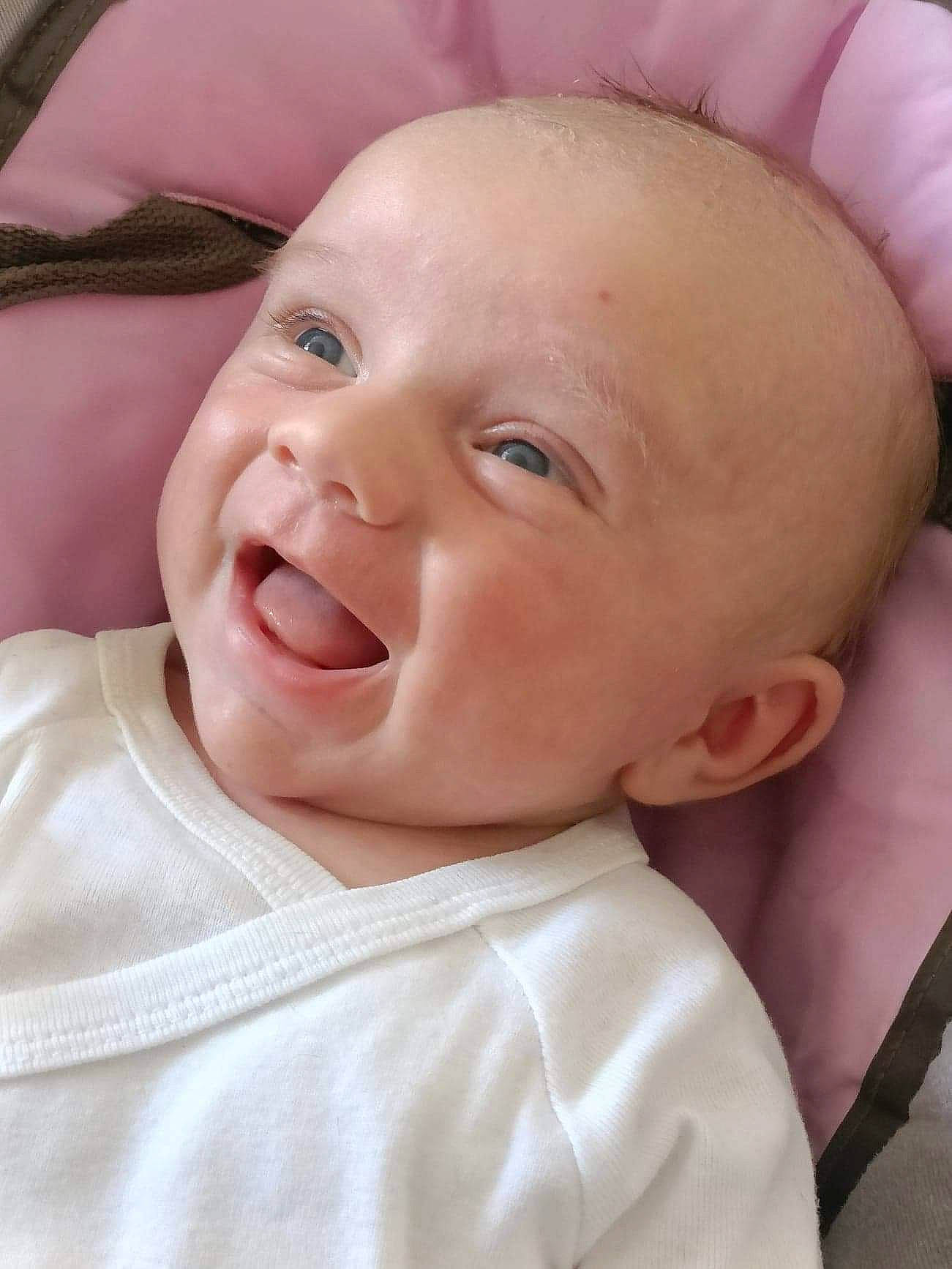 Lucien participe au concours pour gagner de l'argent avec cette photo : baby, baby_toddler_clothing, cheek, chin, comfort, eye, eyebrow, facial_expression, head, iris, lip, mouth, neck, nose, person, pink, skin, smile, textile, tongue