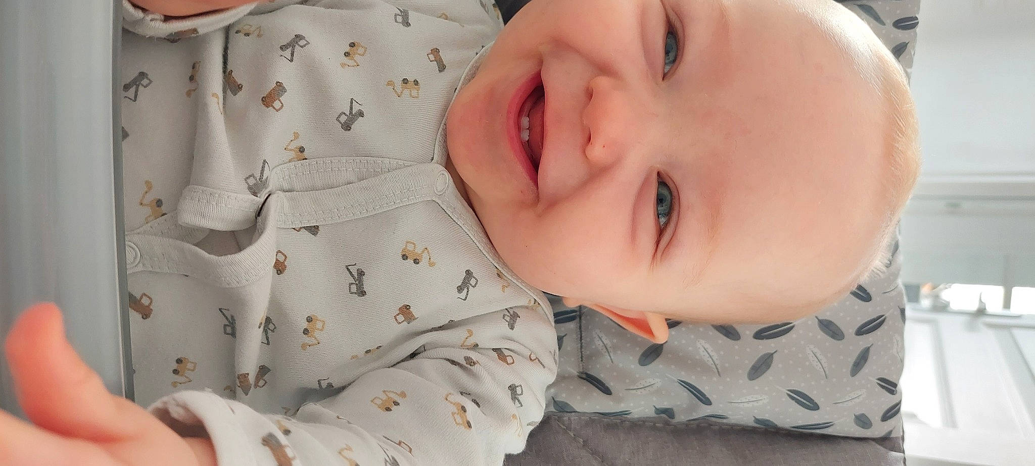 Evan participe au concours pour gagner de l'argent avec cette photo : baby, baby_laughing, baby_products, baby_toddler_clothing, cheek, child, collar, comfort, eyelash, happy, joy, linens, lip, nose, pattern, person, skin, sleeve, smile, textile