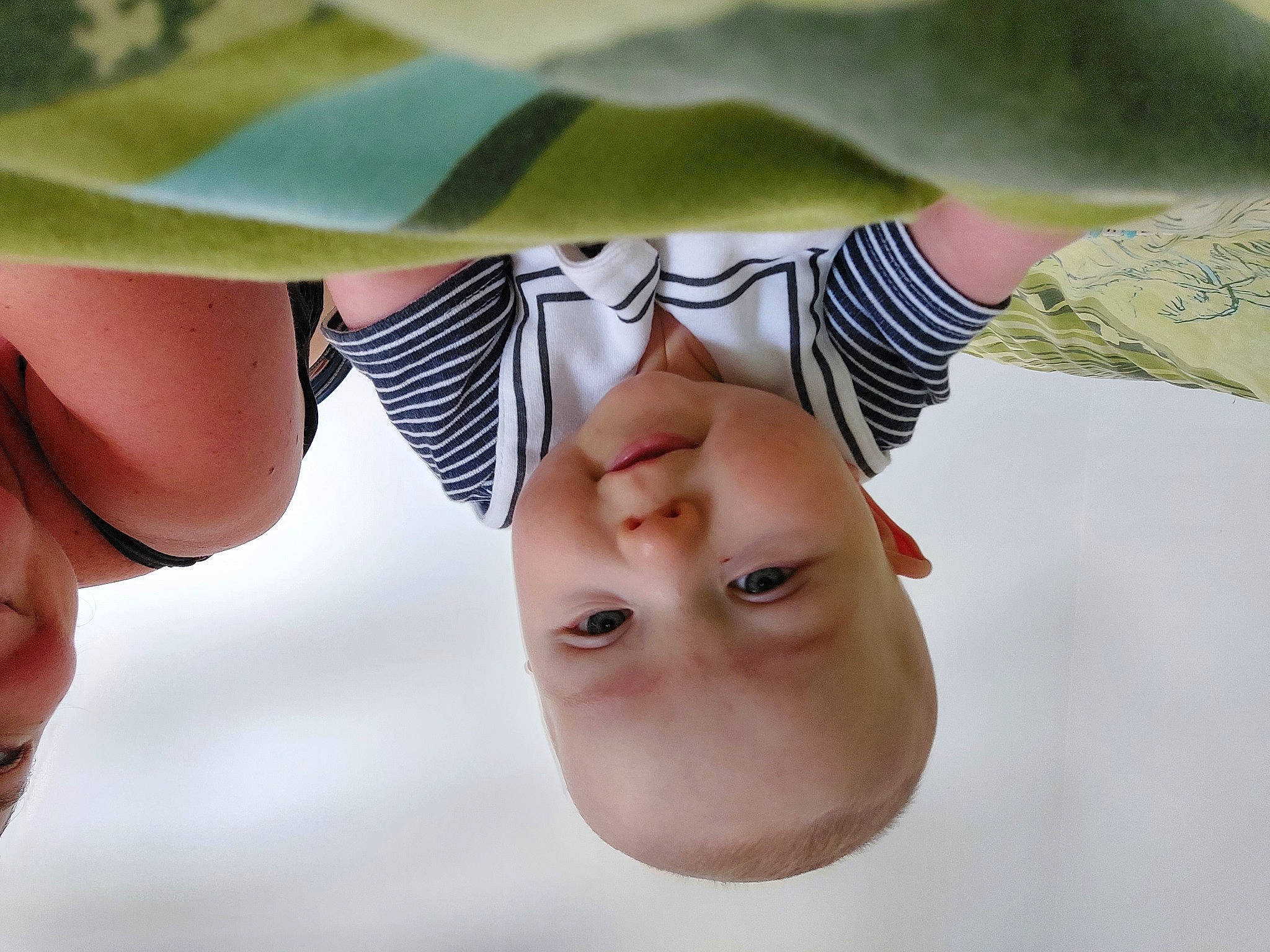 Evan participe au concours pour gagner de l'argent avec cette photo : blond, child, close_up, eyelash, eyewear, fashion_accessory, finger, fun, gesture, grass, hair, hand, happy, headgear, leisure, neck, person, skin, toddler, tree