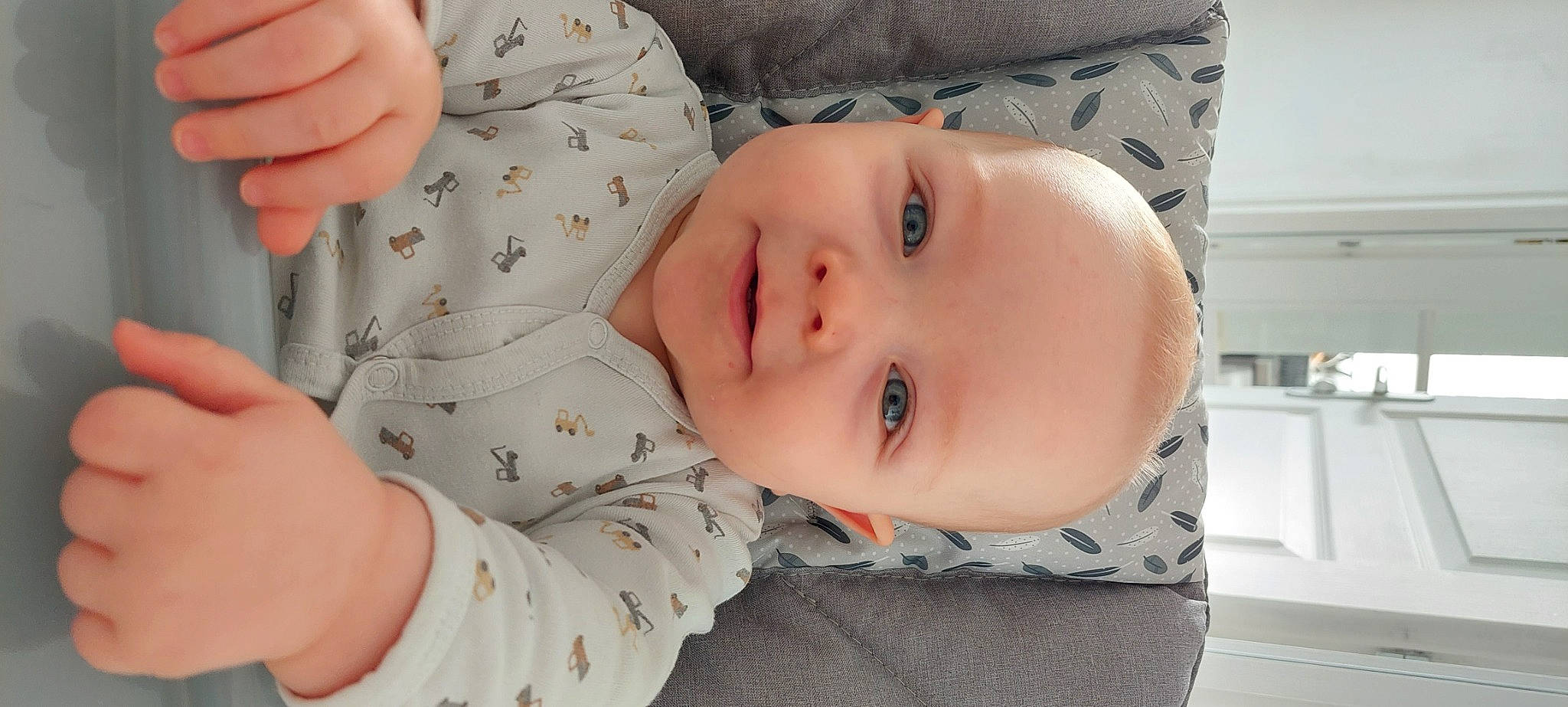 Evan a rejoint le concours — aidez-le/la à gagner de superbes lots ! baby, baby_toddler_clothing, cheek, child, collar, comfort, dress_shirt, eyelash, finger, happy, iris, linens, lip, nose, pattern, person, product, skin, sleeve, smile