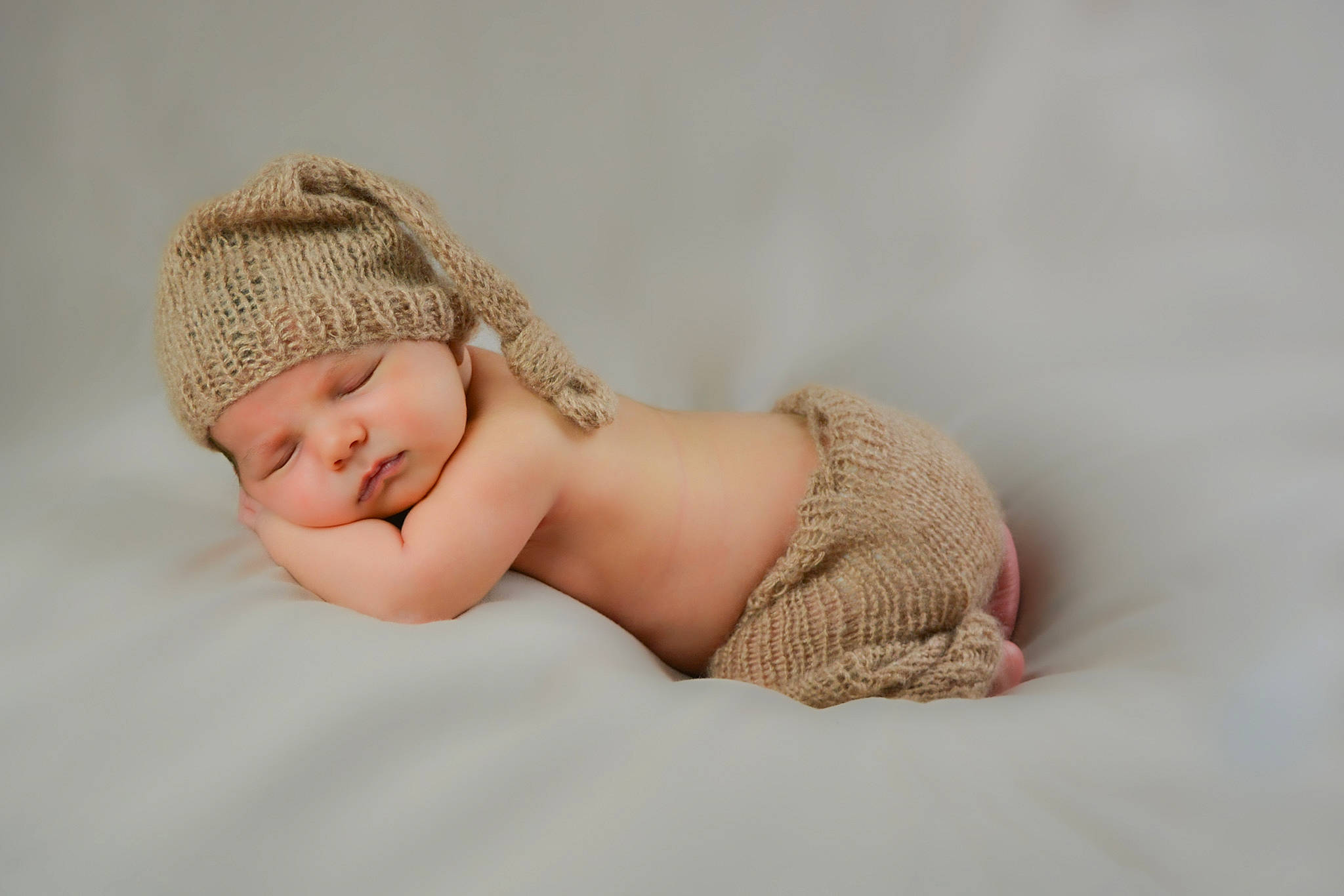 Gennaro a rejoint le concours — aidez-le/la à gagner de superbes lots ! baby, baby_sleeping, beanie, beige, bonnet, cap, child, crochet, fashion_accessory, hair_accessory, headband, headgear, headwear, knit_cap, knitting, person, photograph, photography, skin, toddler