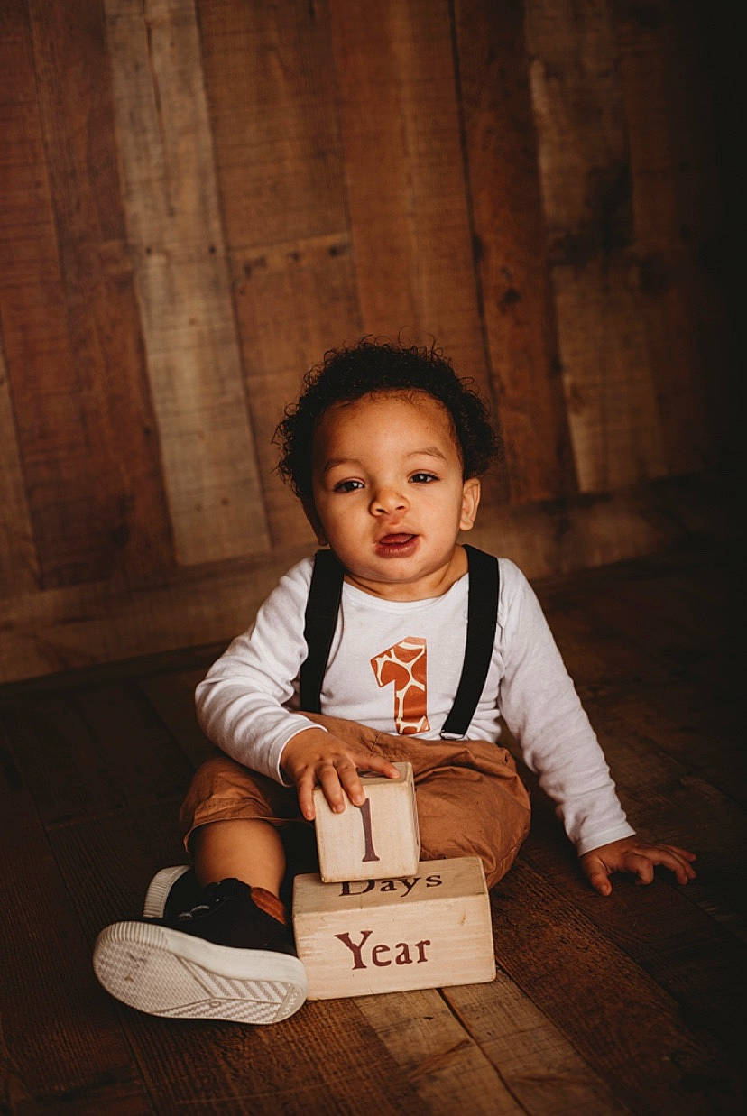 Zavien is registered to the contest to win money with this photo: child, child_model, flash_photography, person, photography, portrait, sitting, smile, toddler, wood