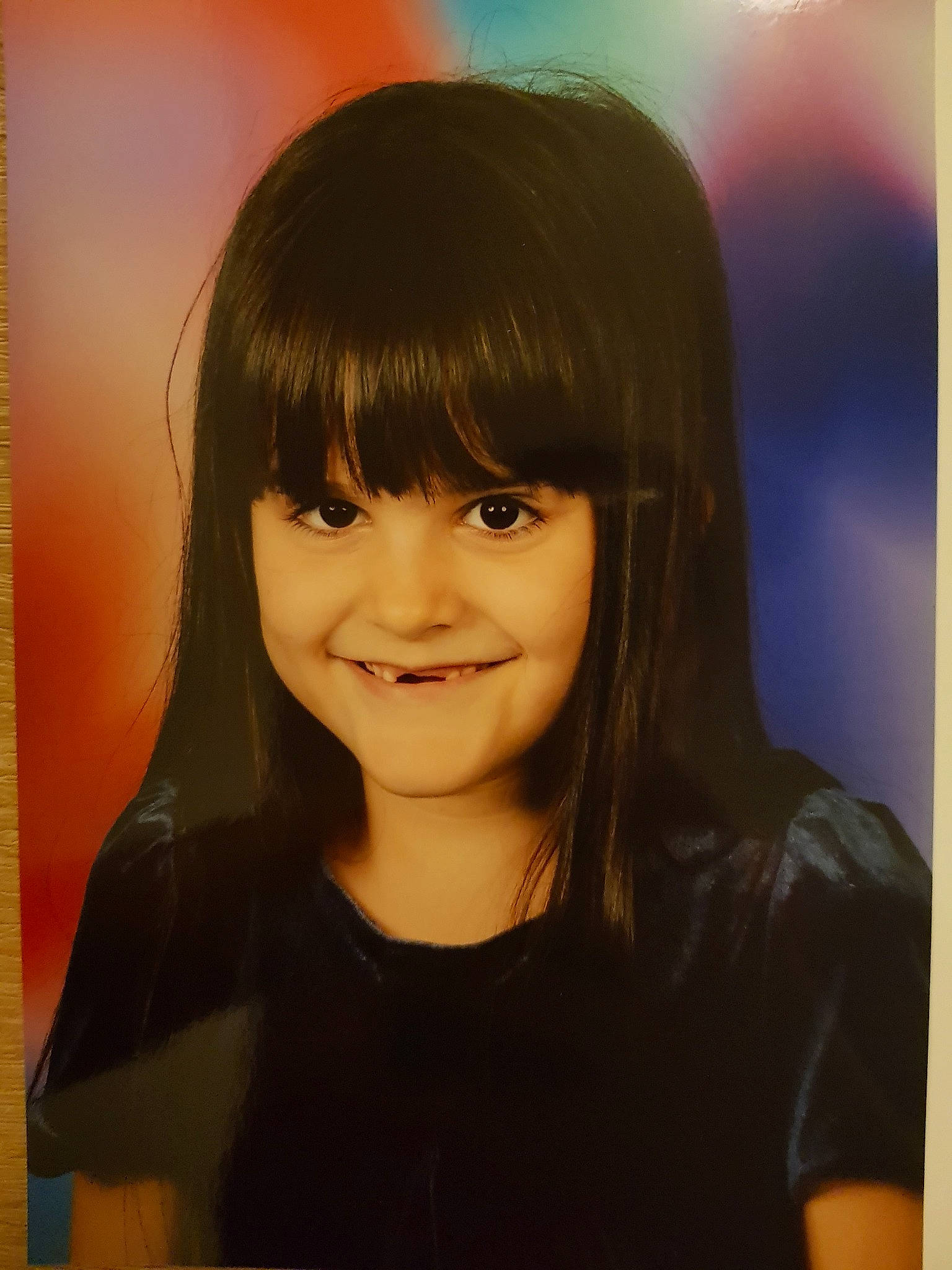 Loredana a rejoint le concours — aidez-le/la à gagner de superbes lots ! bangs, black_hair, brown_hair, child, chin, emotion, eye, face, forehead, fun, girl, hair_coloring, hairstyle, head, hime_cut, human_hair_color, joy, long_hair, person, portrait