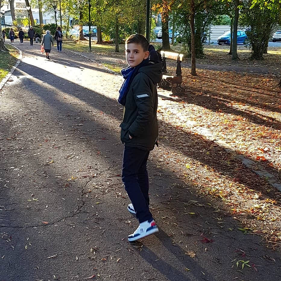 Aron participe au concours pour gagner de l'argent avec cette photo : asphalt, child, day, fun, infrastructure, male, path, pedestrian, person, physical_exercise, plant, public_space, recreation, road, sidewalk, snapshot, standing, street, tree, walking