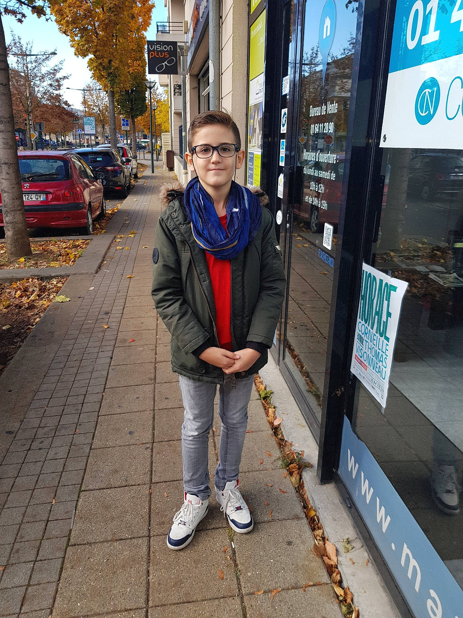 Aron a rejoint le concours — aidez-le/la à gagner de superbes lots ! car, city, infrastructure, jeans, lane, male, pedestrian, person, public_space, recreation, road, sidewalk, snapshot, standing, street, tree, urban_area, vehicle, winter