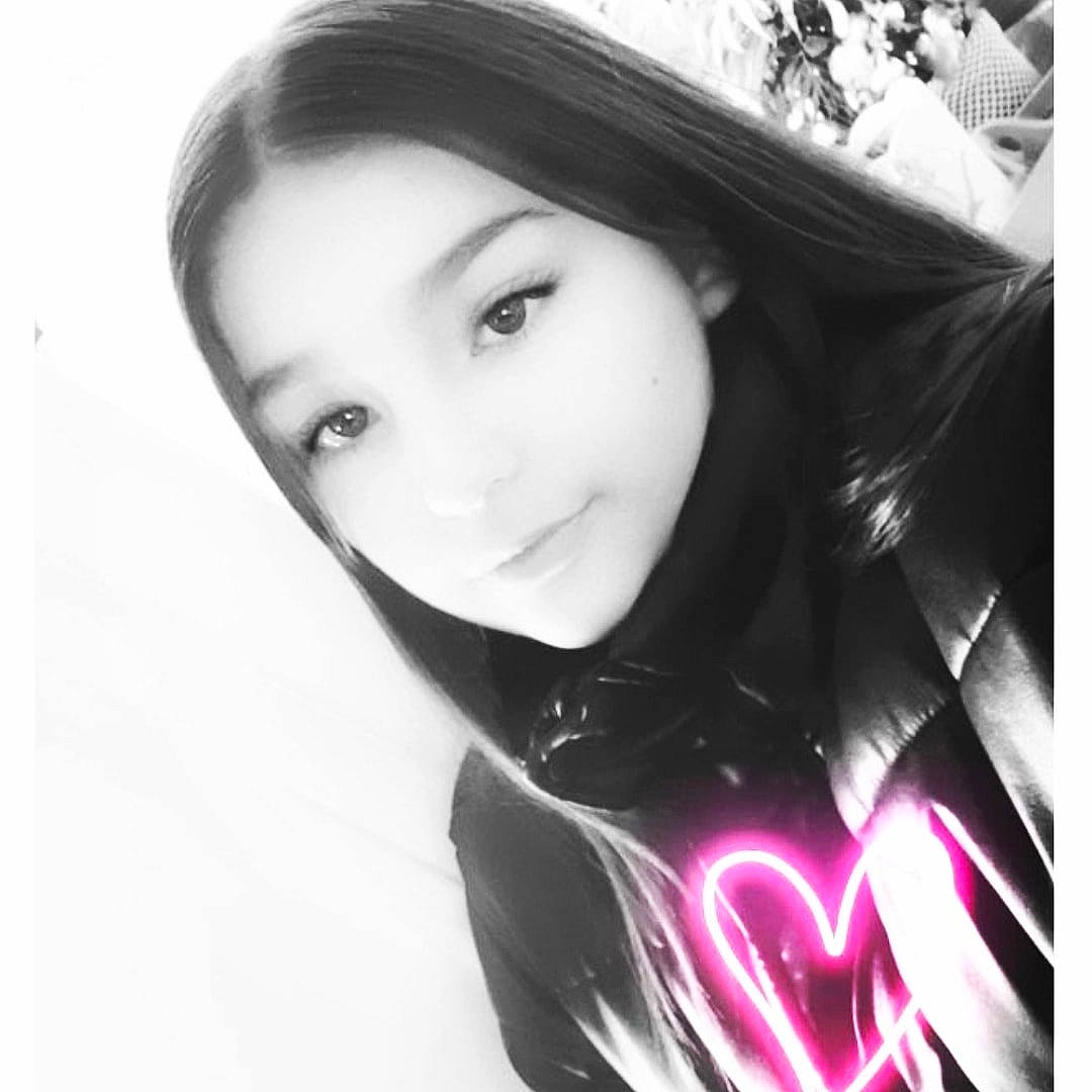 Emma a rejoint le concours — aidez-le/la à gagner de superbes lots ! art, cheek, eyelash, eyewear, fashion_accessory, flash_photography, font, happy, lip, long_hair, magenta, monochrome, monochrome_photography, pattern, person, portrait_photography, selfie, smile, street_fashion