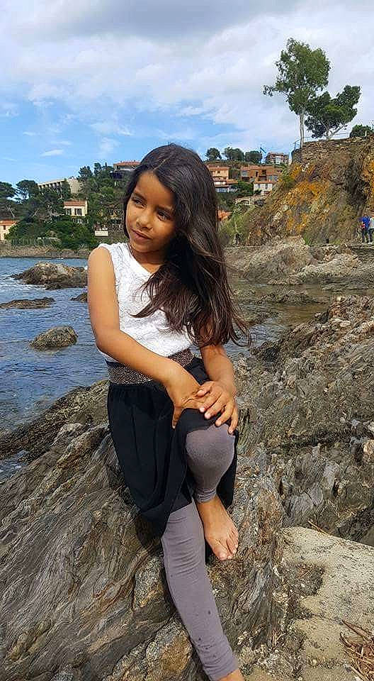 Inès a rejoint le concours — aidez-le/la à gagner de superbes lots ! abdomen, beauty, black_hair, brown_hair, fun, girl, lady, leg, long_hair, model, person, photo_shoot, rock, smile, thigh, tree, trunk, vacation