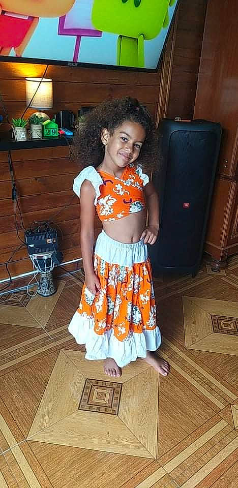 Zayneb participe au concours pour gagner de l'argent avec cette photo : abdomen, barefoot, child, event, flooring, fun, happy, hardwood, human_leg, joy, leg, leisure, navel, pattern, person, room, smile, t_shirt, thigh, toddler