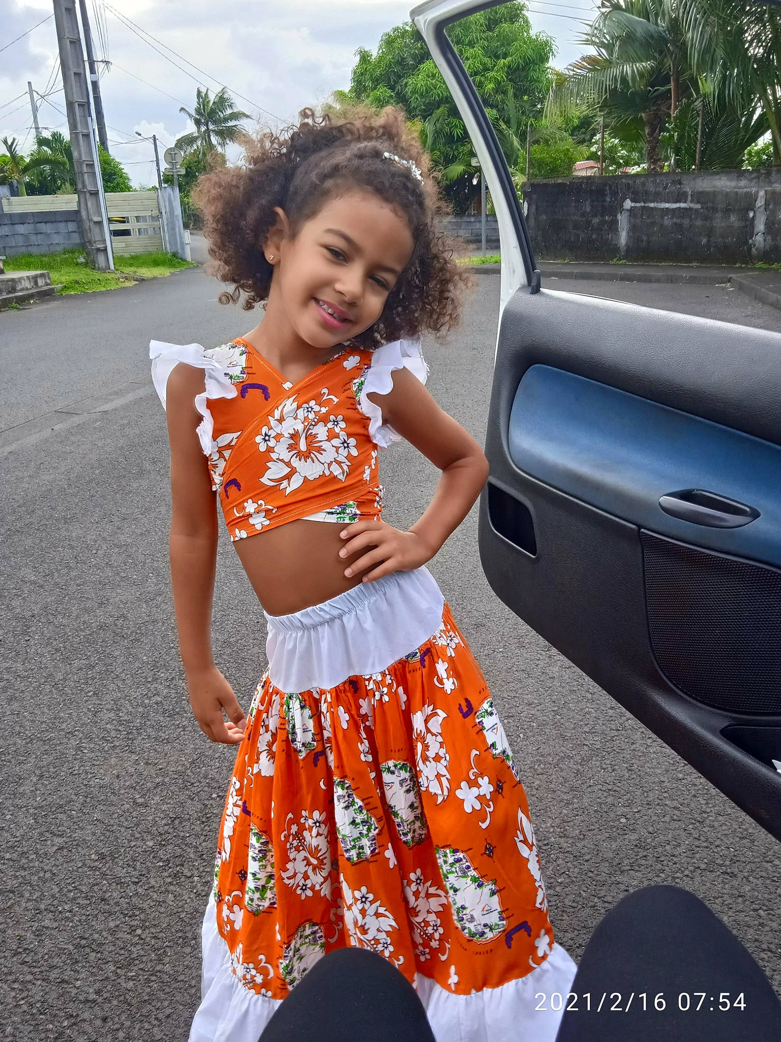 Zayneb a rejoint le concours — aidez-le/la à gagner de superbes lots ! asphalt, automotive_design, automotive_exterior, automotive_lighting, automotive_tire, bumper, car, dress, fun, happy, joy, leisure, motor_vehicle, person, plant, sky, smile, street_fashion, tree, trunk