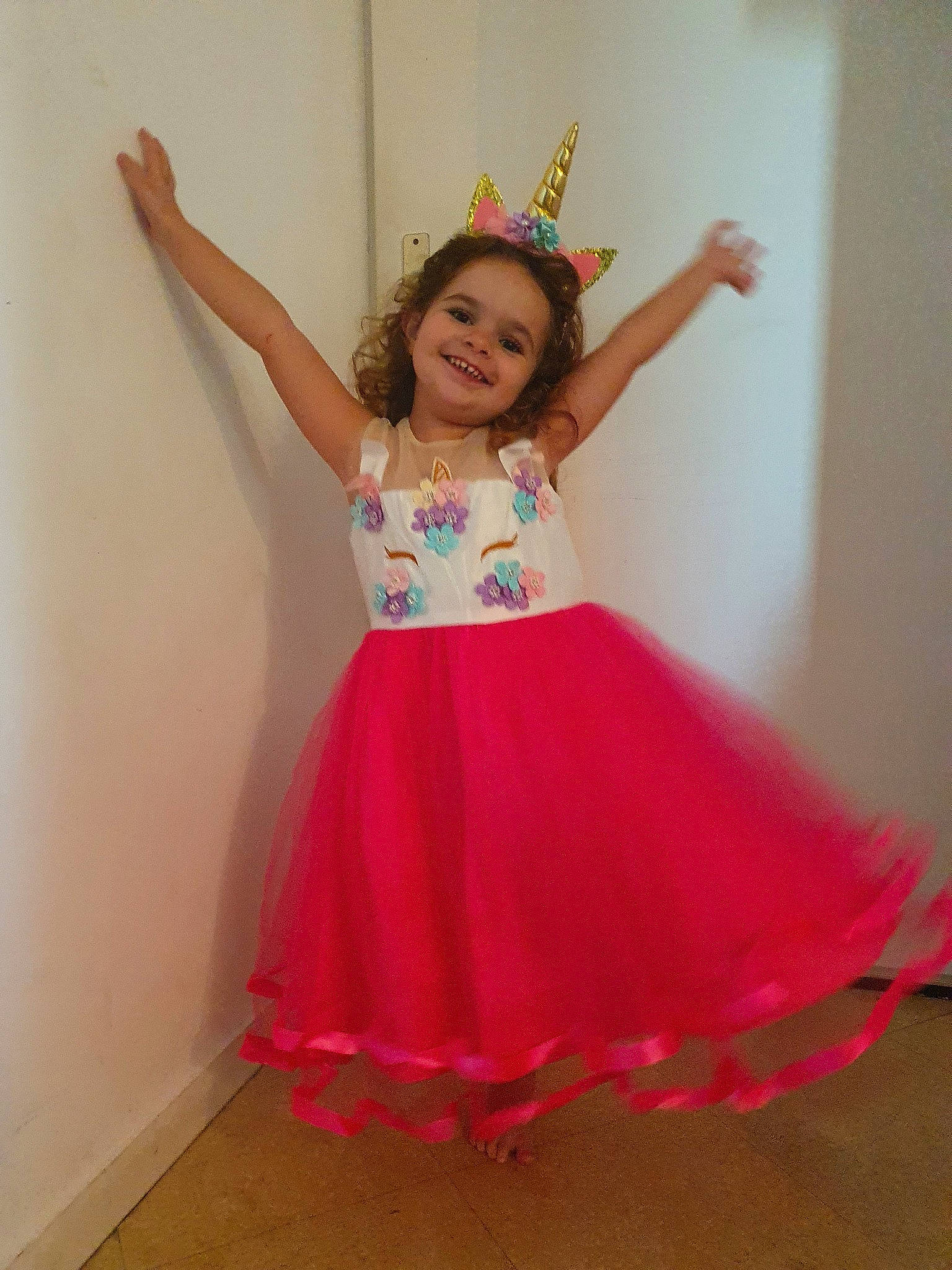 Luena participe au concours pour gagner de l'argent avec cette photo : child, child_model, clothing, costume, dance, dancer, dress, event, hair_accessory, joy, pattern, person, pink, toddler