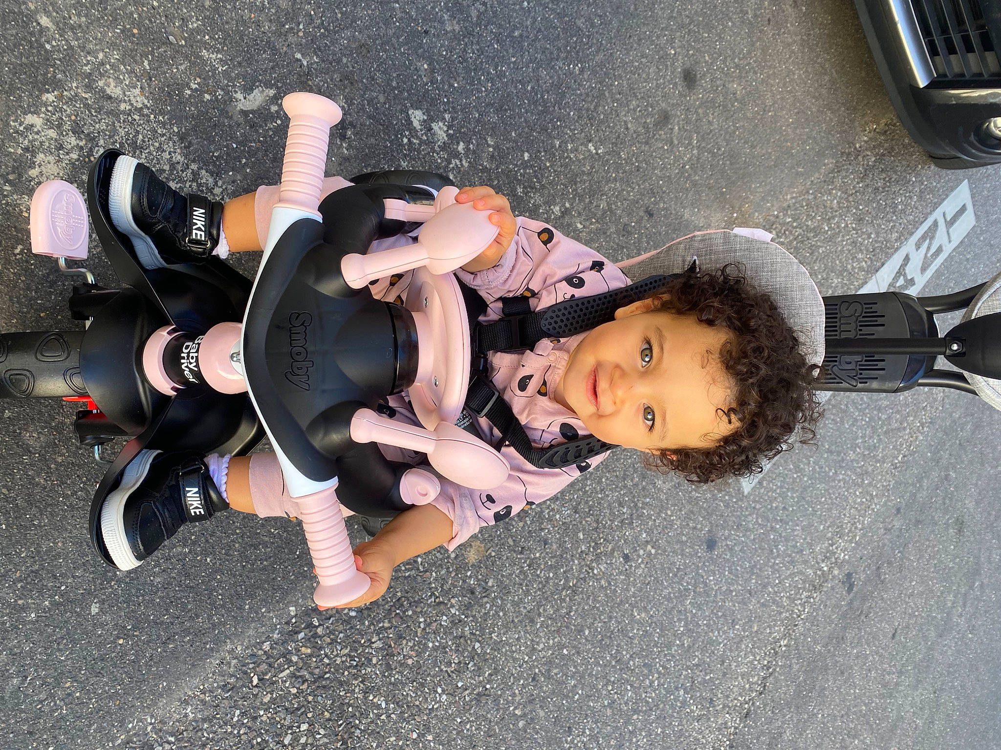 Jade a rejoint le concours — aidez-le/la à gagner de superbes lots ! asphalt, auto_part, automotive_design, automotive_exterior, automotive_lighting, automotive_tire, automotive_wheel_system, bumper, child, fun, human_leg, motor_vehicle, person, recreation, road, road_surface, sidewalk, toddler, tree, vehicle