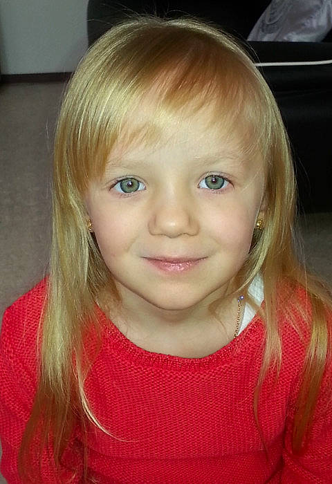 Célhia participe au concours pour gagner de l'argent avec cette photo : blond, brown_hair, cheek, child, eye, face, facial_expression, girl, hair, hairstyle, head, joy, mouth, nose, organ, person, pink, red, skin, smile