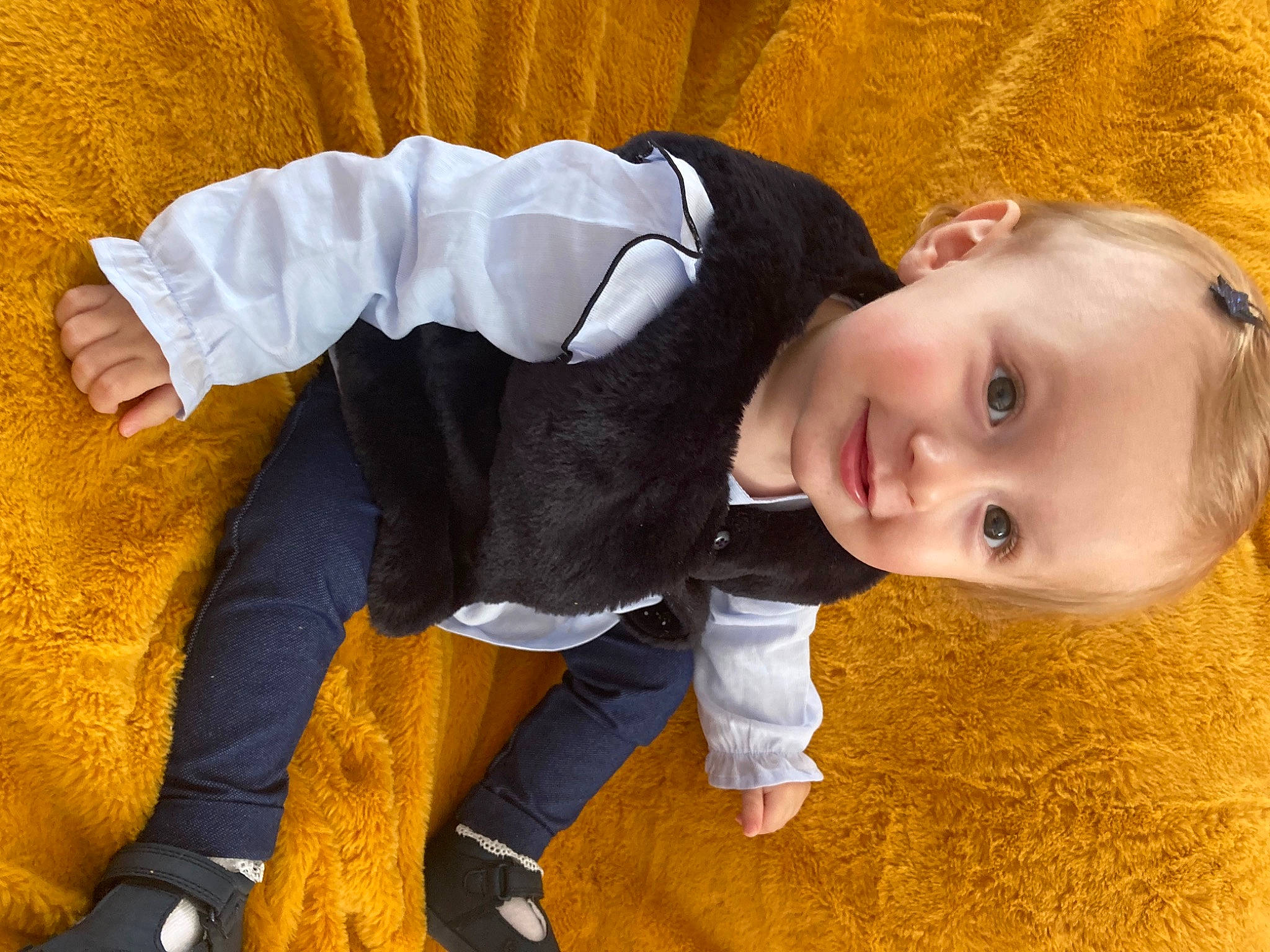 Alice participe au concours pour gagner de l'argent avec cette photo : baby, baby_toddler_clothing, child, comfort, flooring, fun, fur, grass, happy, joy, orange, outerwear, person, portrait_photography, sitting, sleeve, toddler, tree, wood