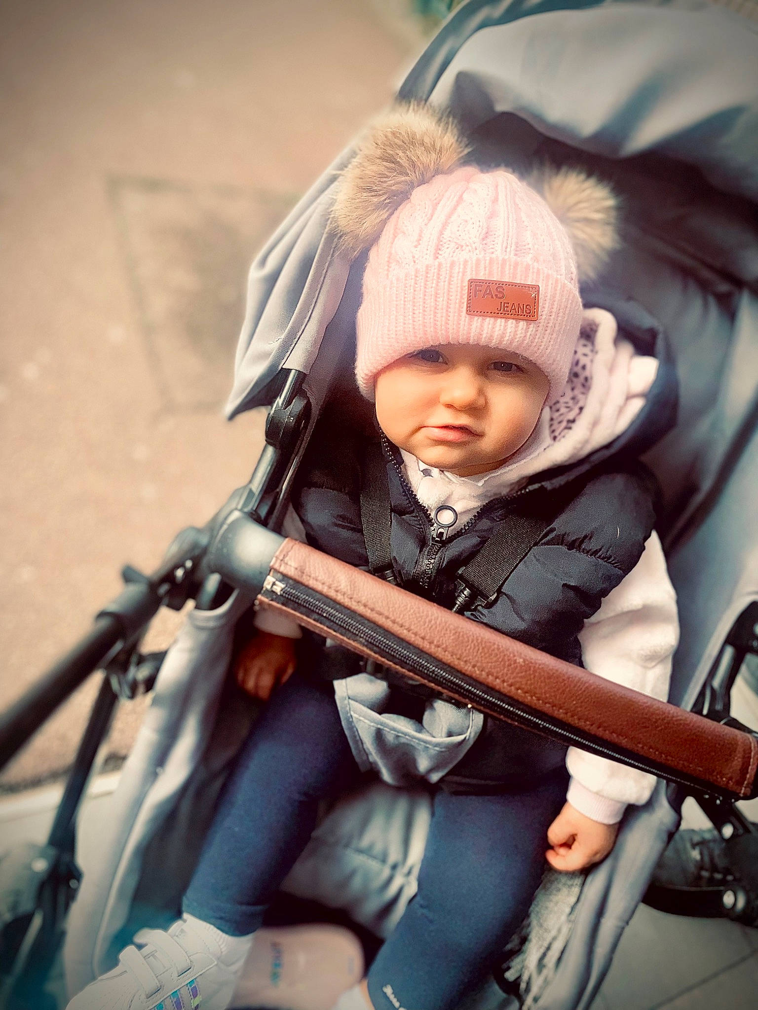 Kenzy participe au concours pour gagner de l'argent avec cette photo : baby, baby_carriage, baby_products, chair, child, comfort, cool, facial_expression, fun, happy, headwear, leisure, people_in_nature, person, portrait_photography, recreation, sitting, skin, toddler, vacation