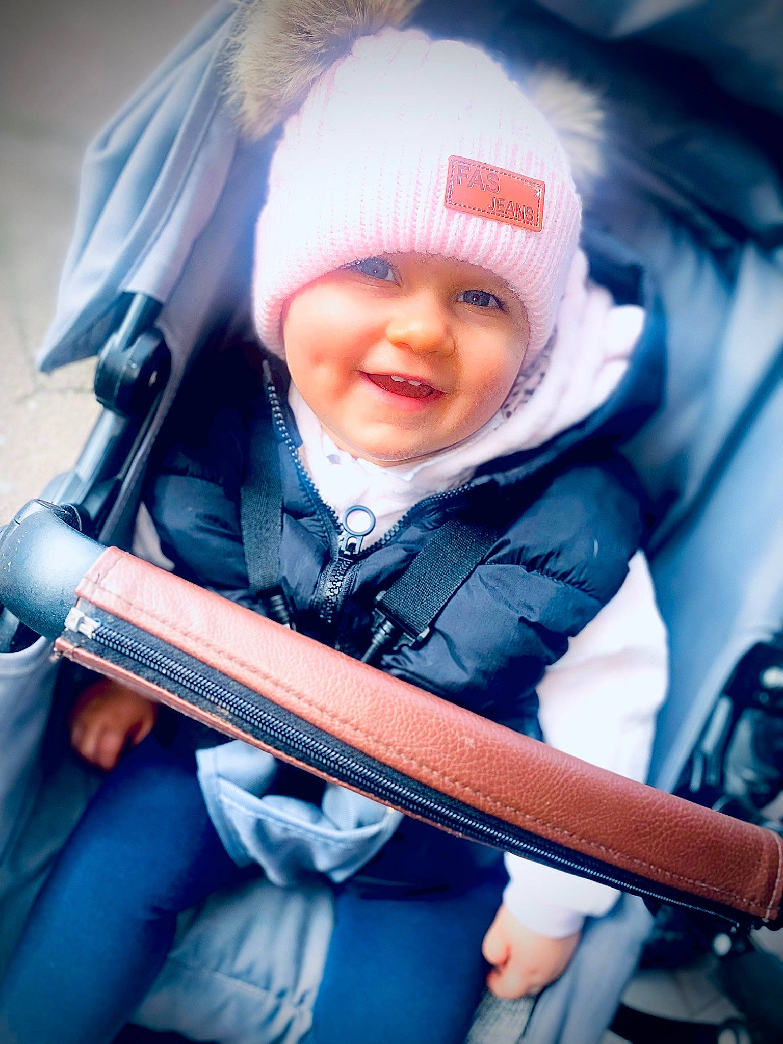 Kenzy a rejoint le concours — aidez-le/la à gagner de superbes lots ! baby, baby_carriage, baby_products, baby_safety, baby_toddler_clothing, cap, child, comfort, electric_blue, flash_photography, fun, happy, headwear, human, iris, joy, organ, person, product, sitting