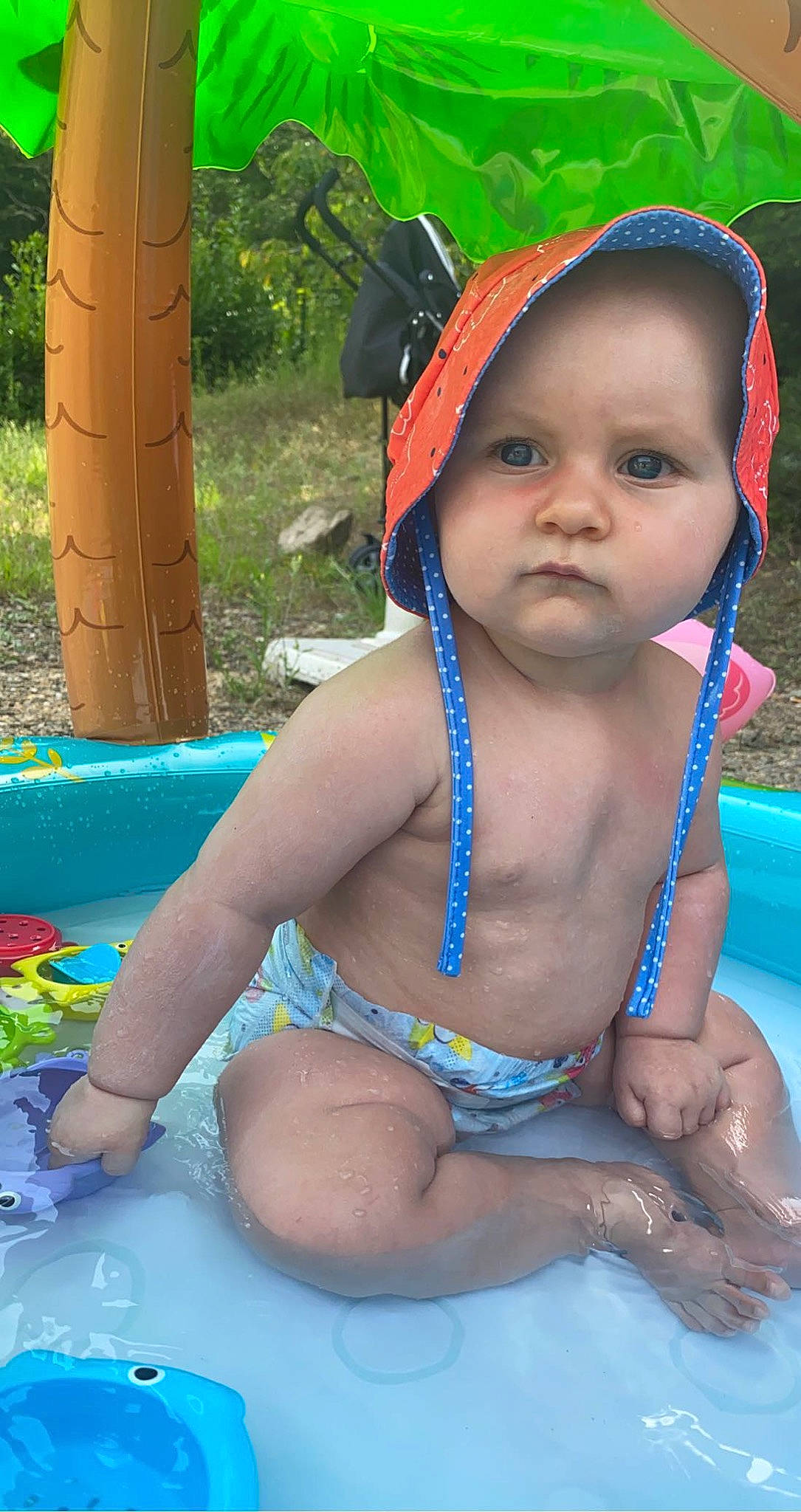 Kenzy a rejoint le concours — aidez-le/la à gagner de superbes lots ! baby, baby_toddler_clothing, child, electric_blue, event, fun, grass, happy, human_body, jewellery, leisure, person, plant, recreation, sitting, skin, summer, thigh, toddler, trunk