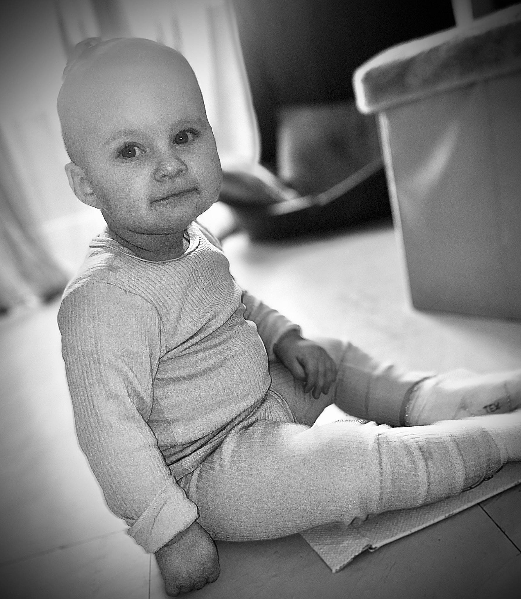 Kenzy a rejoint le concours — aidez-le/la à gagner de superbes lots ! baby, black_and_white, comfort, elbow, flash_photography, flooring, fun, gesture, grey, hairstyle, happy, human_body, human_leg, joint, knee, monochrome, monochrome_photography, person, skin, style