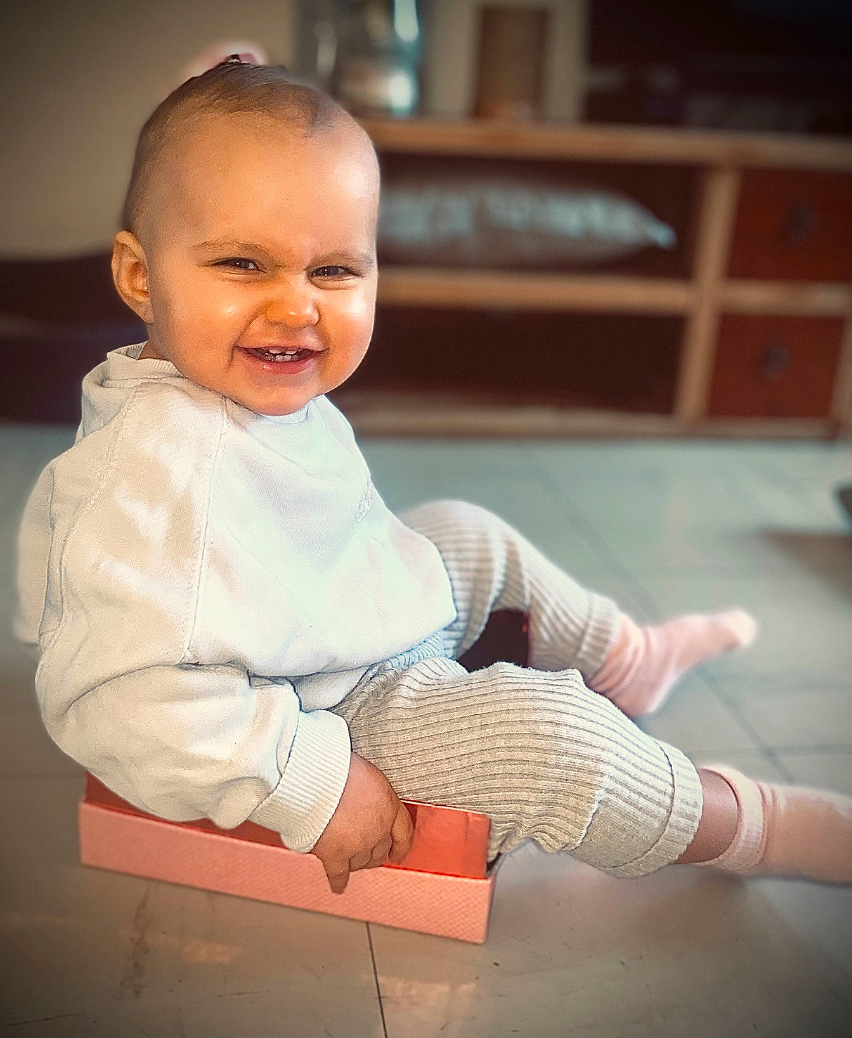 Kenzy a rejoint le concours — aidez-le/la à gagner de superbes lots ! baby, baby_toddler_clothing, cheek, comfort, elbow, finger, flash_photography, flooring, foot, fun, gesture, happy, human_leg, joy, knee, person, skin, sleeve, smile, thigh
