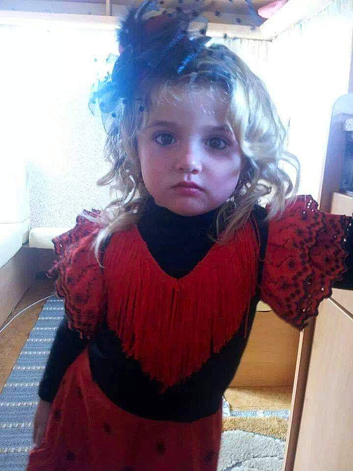 Angelina participe au concours pour gagner de l'argent avec cette photo : black_hair, child, dress, face, hair, hair_coloring, hairstyle, long_hair, neck, outerwear, person, selfie, toddler