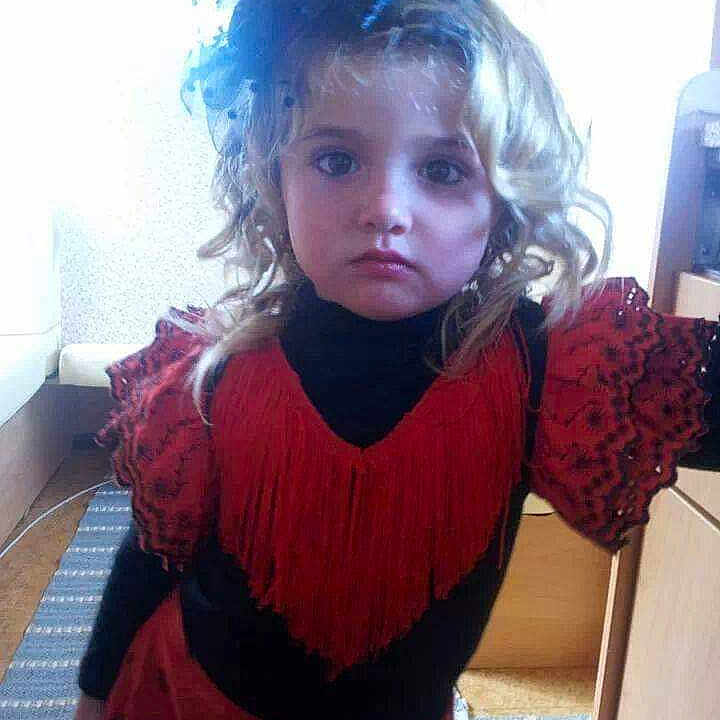 Angelina participe au concours pour gagner de l'argent avec cette photo : black_hair, child, dress, face, hair, hair_coloring, hairstyle, long_hair, neck, outerwear, person, selfie, toddler
