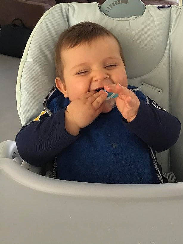 Arthur participe au concours pour gagner de l'argent avec cette photo : baby, baby_products, car_seat, cheek, child, comfort, eating, facial_expression, mouth, nose, person, product, skin, toddler
