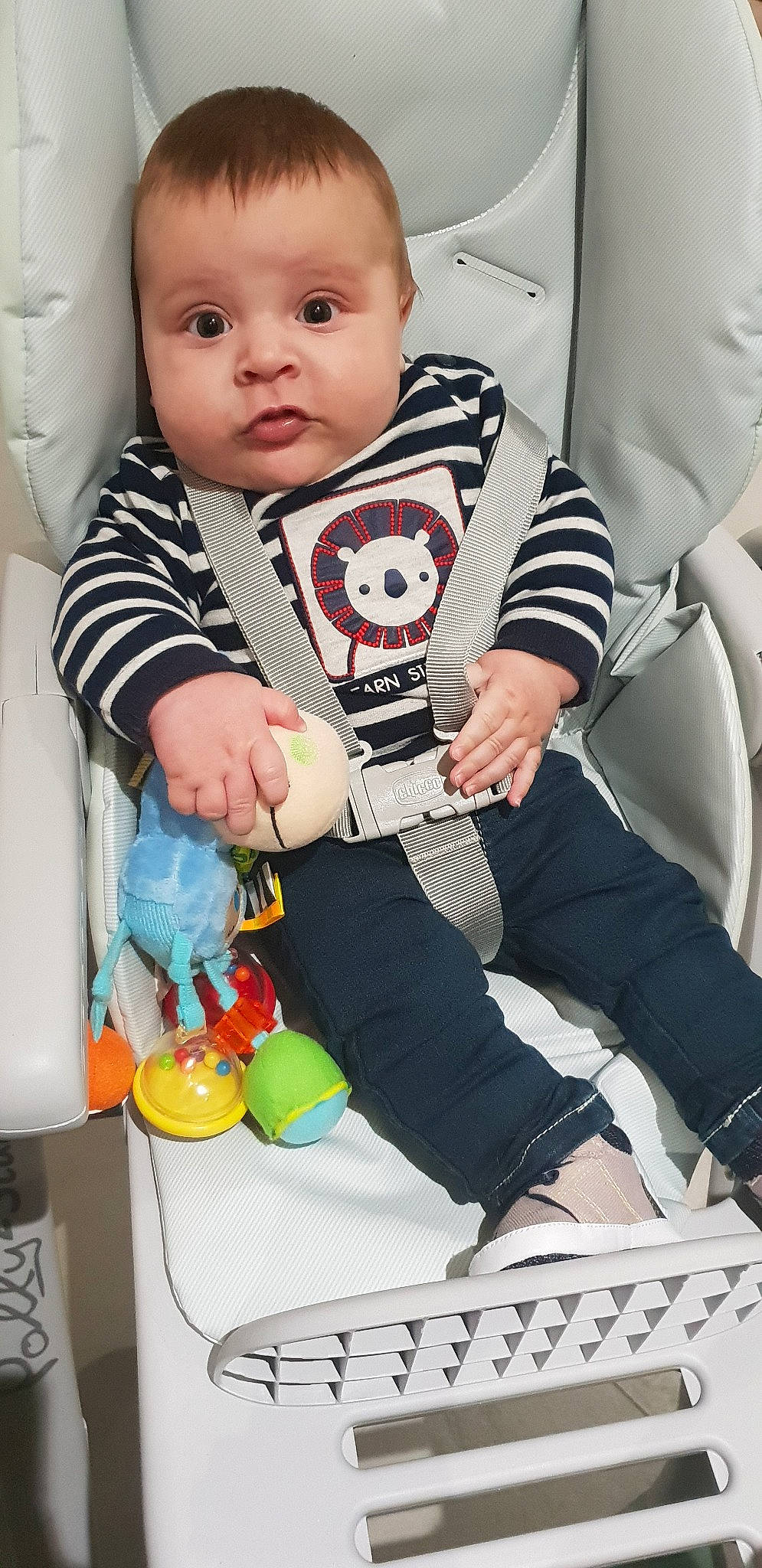 Arthur participe au concours pour gagner de l'argent avec cette photo : baby, baby_carriage, baby_products, baby_safety, baby_toddler_clothing, child, person, play, product, toddler