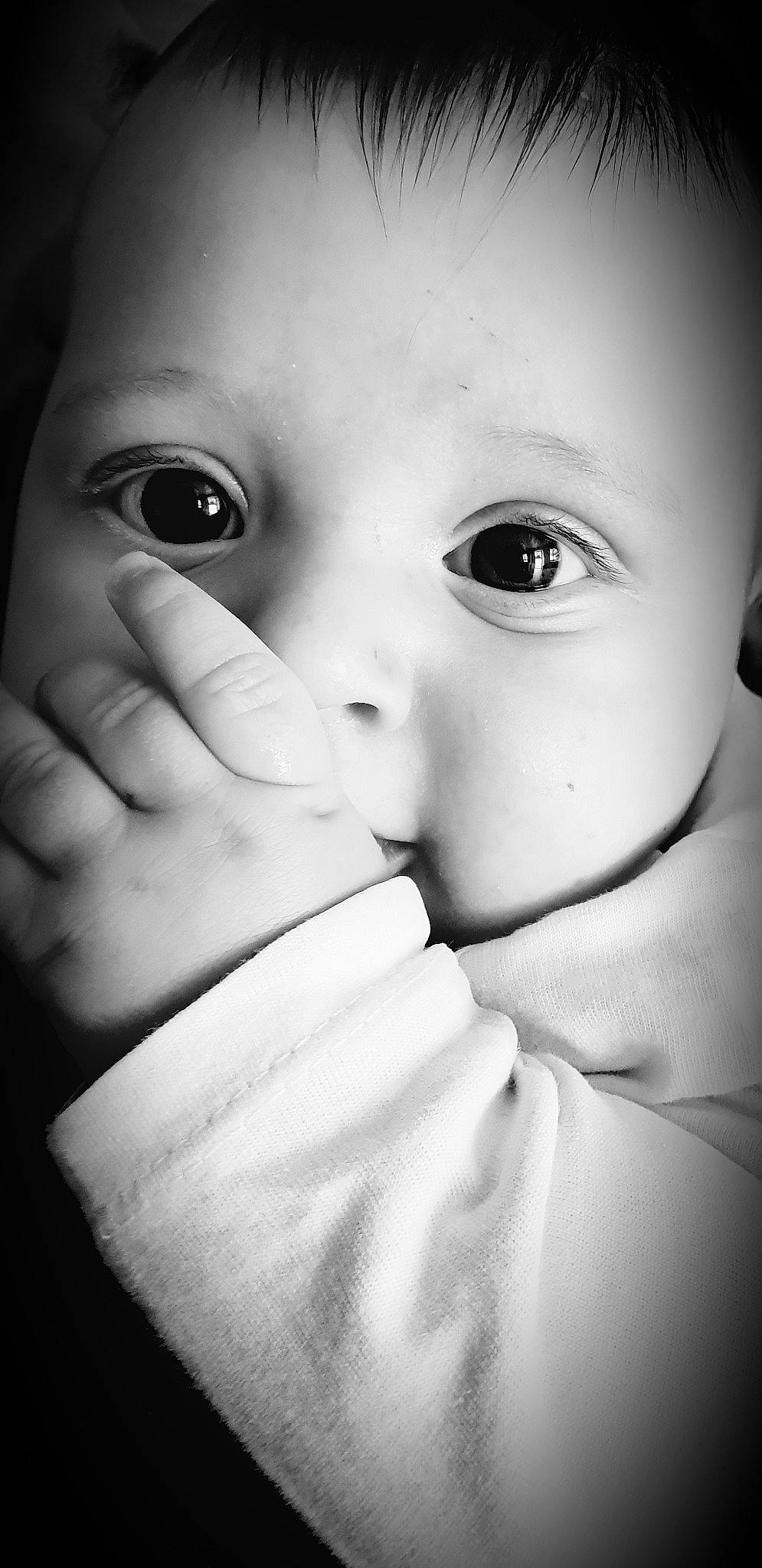 Arthur a rejoint le concours — aidez-le/la à gagner de superbes lots ! baby, black, black_and_white, cheek, child, chin, eye, eyebrow, face, hand, head, joy, lip, monochrome, mouth, nose, organ, person, photograph, skin