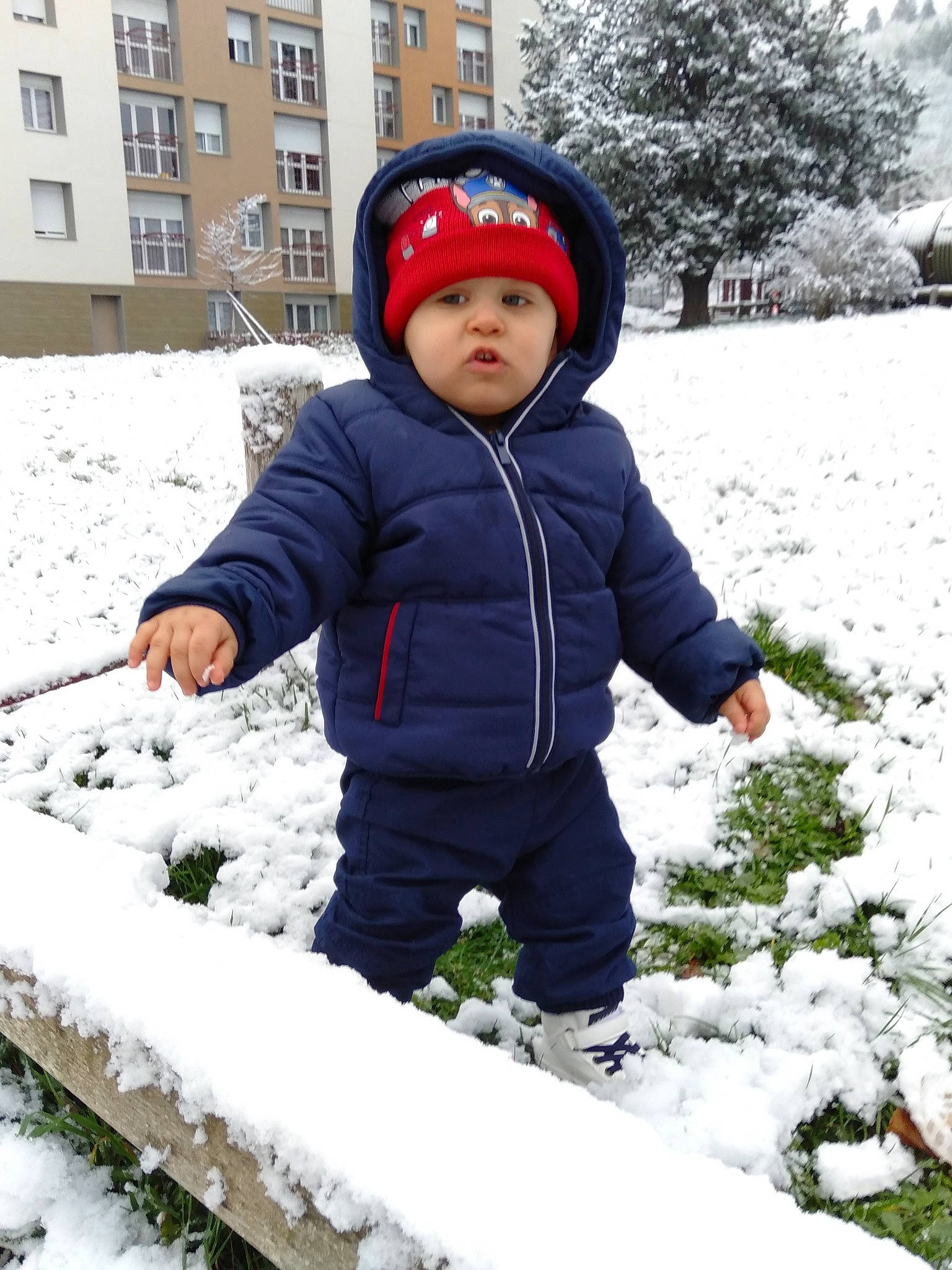 Sohan a rejoint le concours — aidez-le/la à gagner de superbes lots ! apartment, baby_toddler_clothing, bonnet, freezing, frost, glove, headwear, hood, hoodie, jacket, person, play, playing_in_the_snow, precipitation, snow, toddler, winter