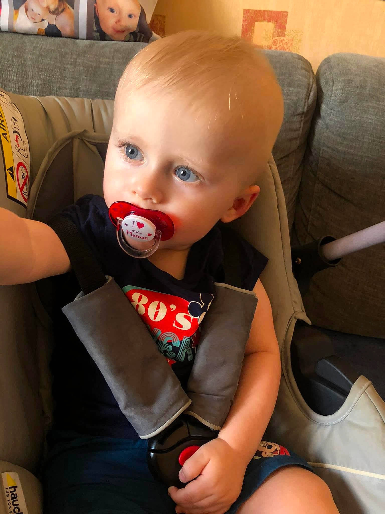 Mathéo participe au concours pour gagner de l'argent avec cette photo : baby, baby_toddler_clothing, car_seat, car_seat_cover, chair, cheek, child, comfort, couch, eye, flooring, fun, human_leg, lap, mouth, person, sitting, skin, sleeve, thigh