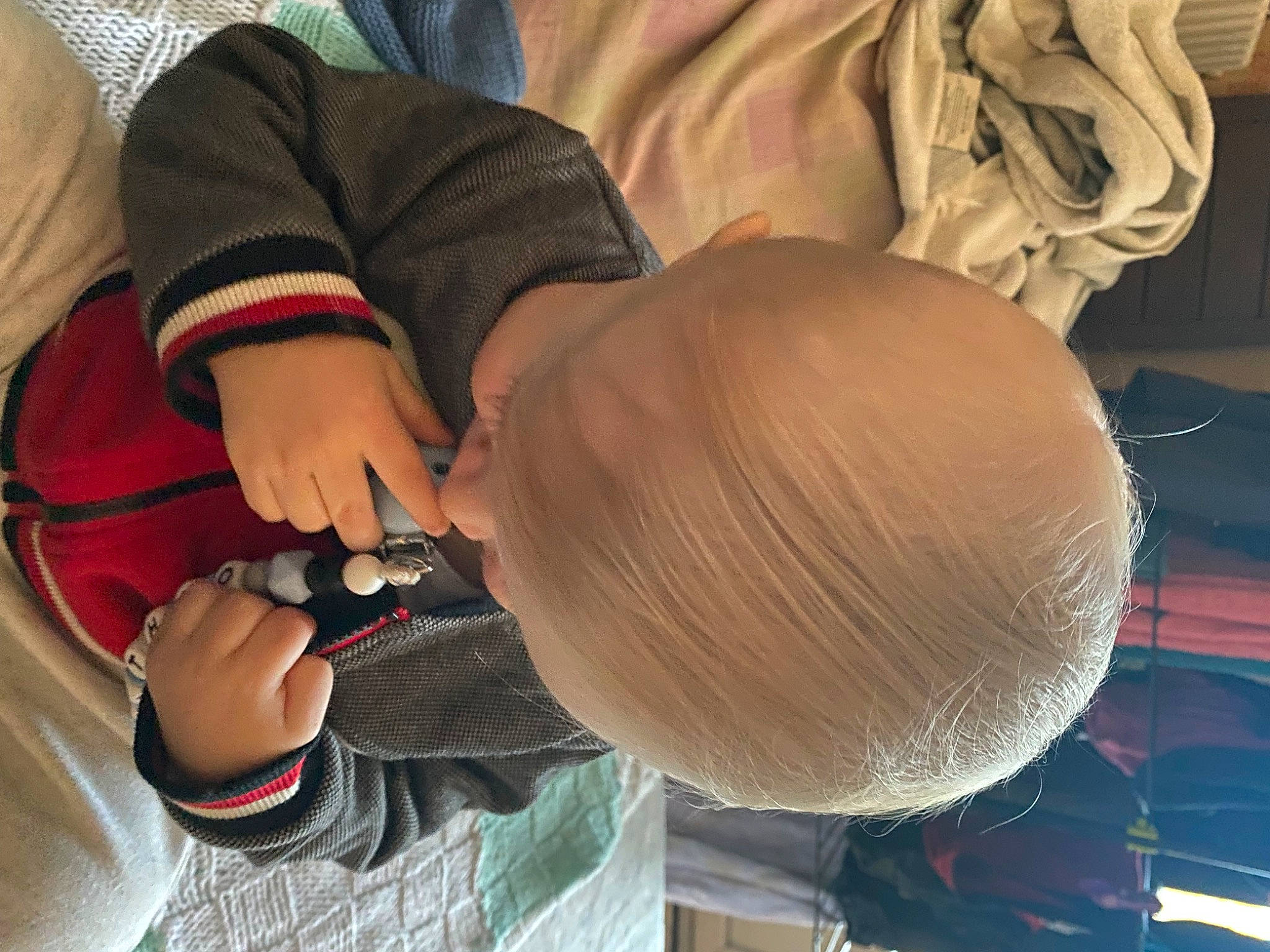 Mathéo participe au concours pour gagner de l'argent avec cette photo : calabaza, child, comfort, elbow, finger, gourd, hand, hat, headgear, helmet, human_leg, knee, nail, person, pumpkin, sitting, sunglasses, vegetable, winter_squash, wood