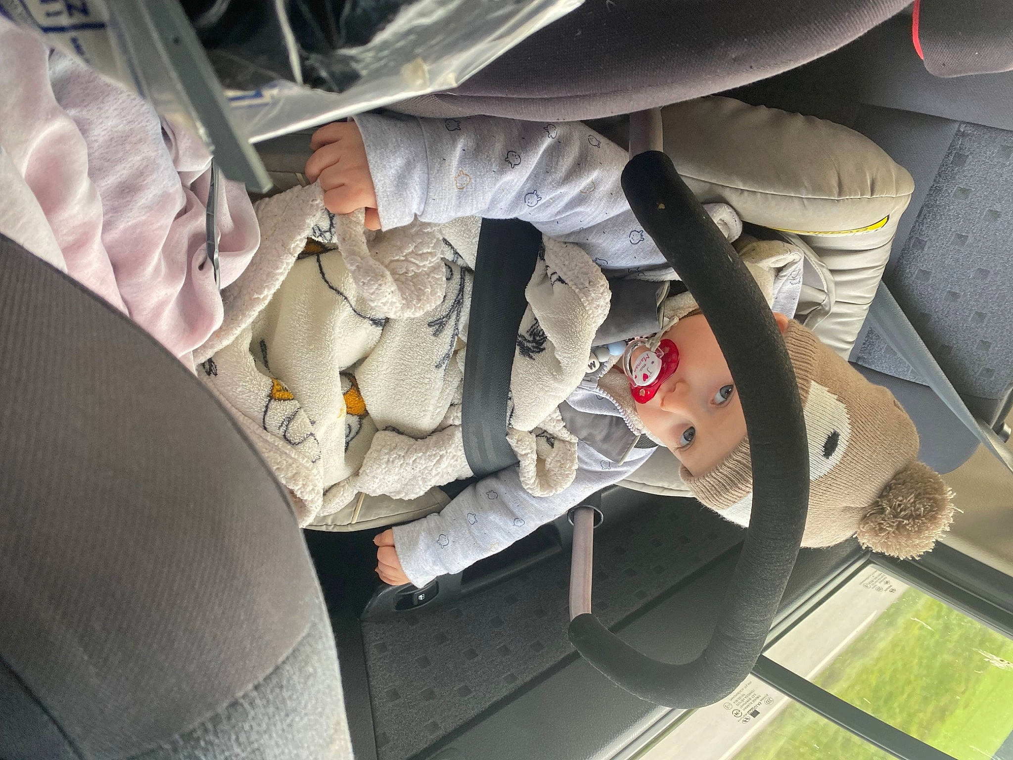 Mathéo a rejoint le concours — aidez-le/la à gagner de superbes lots ! auto_part, automotive_design, automotive_exterior, automotive_lighting, automotive_tire, automotive_wheel_system, bumper, car, car_seat, car_seat_cover, carmine, headwear, human_leg, luxury_vehicle, motor_vehicle, person, personal_luxury_car, rim, tire, vehicle