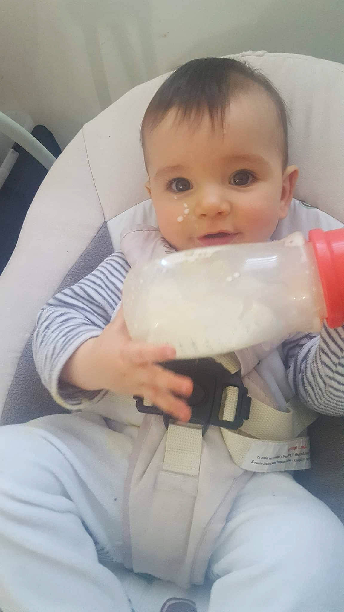 Lenny a rejoint le concours — aidez-le/la à gagner de superbes lots ! baby, baby_toddler_clothing, cheek, chest, comfort, drinkware, eyelash, finger, head, joint, lip, mouth, nail, nose, person, plastic_bottle, skin, sleeve, smile, thumb