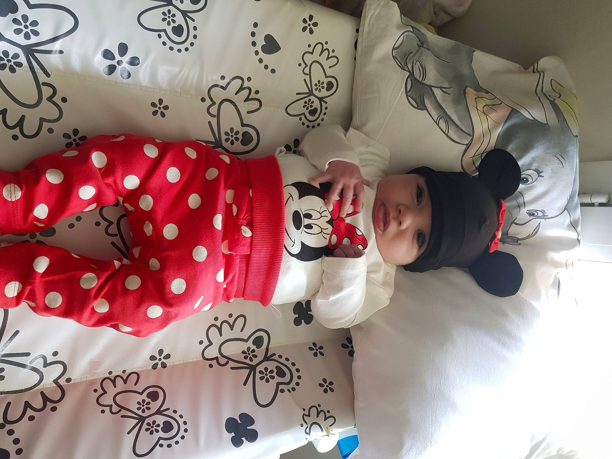 Clara a rejoint le concours — aidez-le/la à gagner de superbes lots ! baby, baby_toddler_clothing, beauty, bedding, carmine, child, comfort, event, happy, hat, headwear, linens, pattern, person, product, room, sleeve, sock, t_shirt, textile