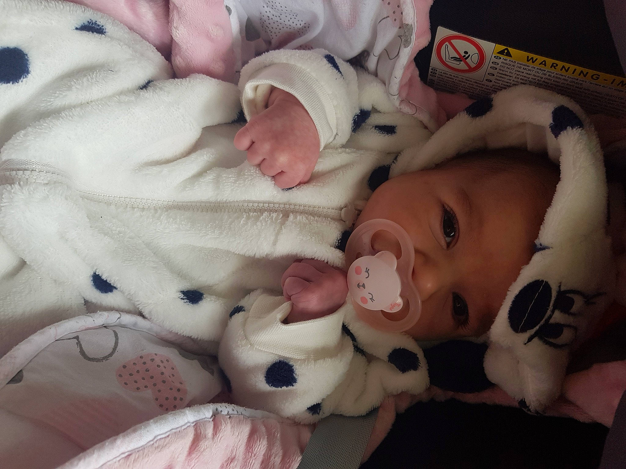 Clara participe au concours pour gagner de l'argent avec cette photo : baby, baby_products, baby_toddler_clothing, carmine, cheek, child, comfort, eye, facial_expression, fur, head, linens, mammal, pattern, person, pink, skin, textile, toddler, vertebrate