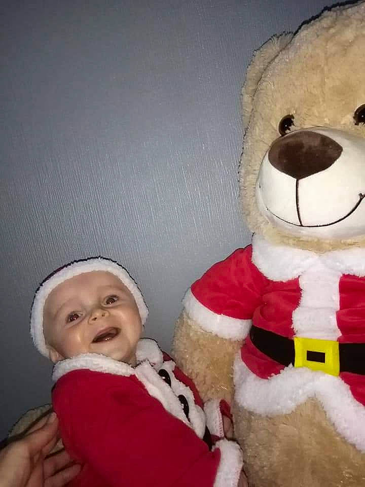 Kenzo participe au concours pour gagner de l'argent avec cette photo : child, event, freezing, fun, fur, fur_clothing, gesture, happy, headwear, holiday, mascot, nose, outerwear, person, plush, santa_claus, smile, stuffed_toy, toddler, toy