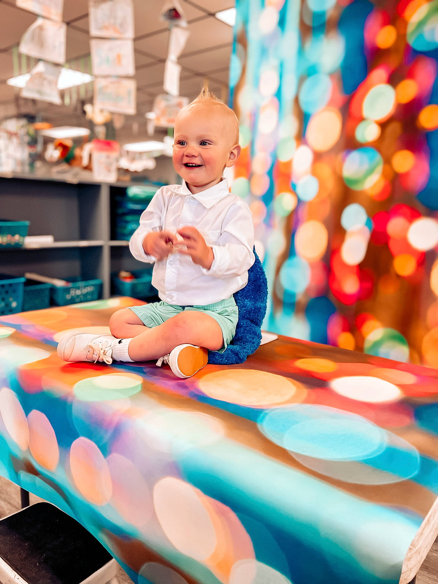 Koen is registered to the contest to win money with this photo: baby, baby_toddler_clothing, child, city, electric_blue, event, fun, happy, joy, leisure, party, pattern, person, play, playground, recreation, room, shelf, sitting, smile