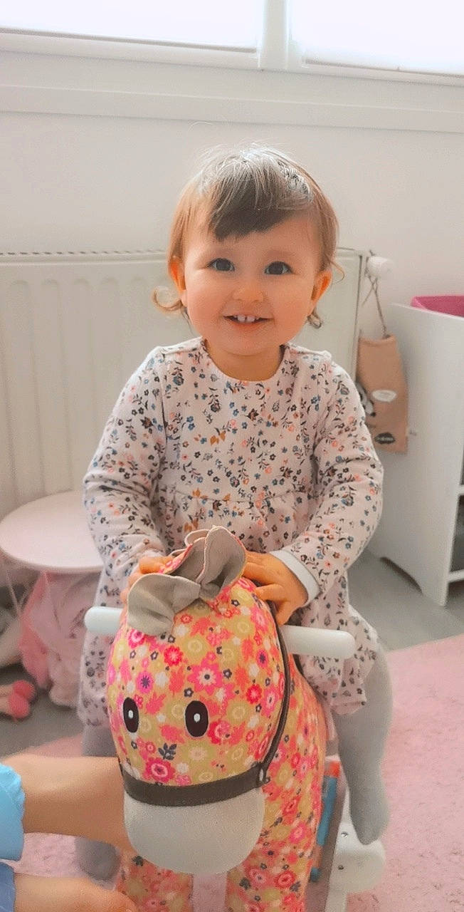 Lise a rejoint le concours — aidez-le/la à gagner de superbes lots ! baby, baby_products, baby_toddler_clothing, baby_toys, bag, cabinetry, chest_of_drawers, child, ear, eye, face, joy, nightwear, pattern, person, pink, toddler, toy