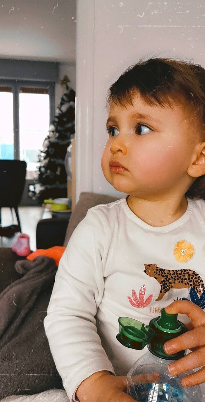 Lise a rejoint le concours — aidez-le/la à gagner de superbes lots ! adaptation, amphibian, baby, baby_toddler_clothing, cheek, child, daylighting, eye, forehead, frog, home, insect, iris, lizard, person, reptile, scaled_reptile, skin, toddler, true_frog