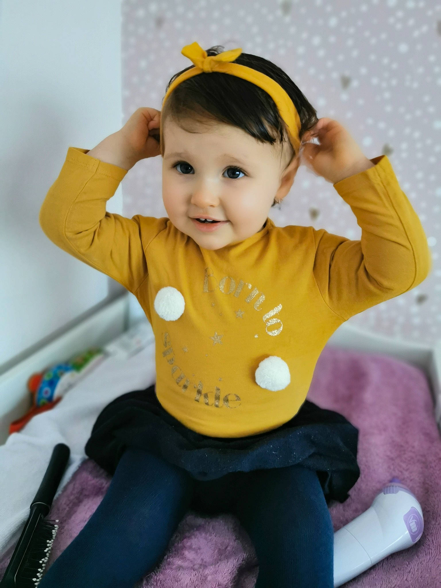 Lise participe au concours pour gagner de l'argent avec cette photo : baby, baby_playing_with_toys, baby_products, baby_toddler_clothing, child, child_model, costume_accessory, ear, hair_accessory, headband, headpiece, person, sitting, toddler, yellow