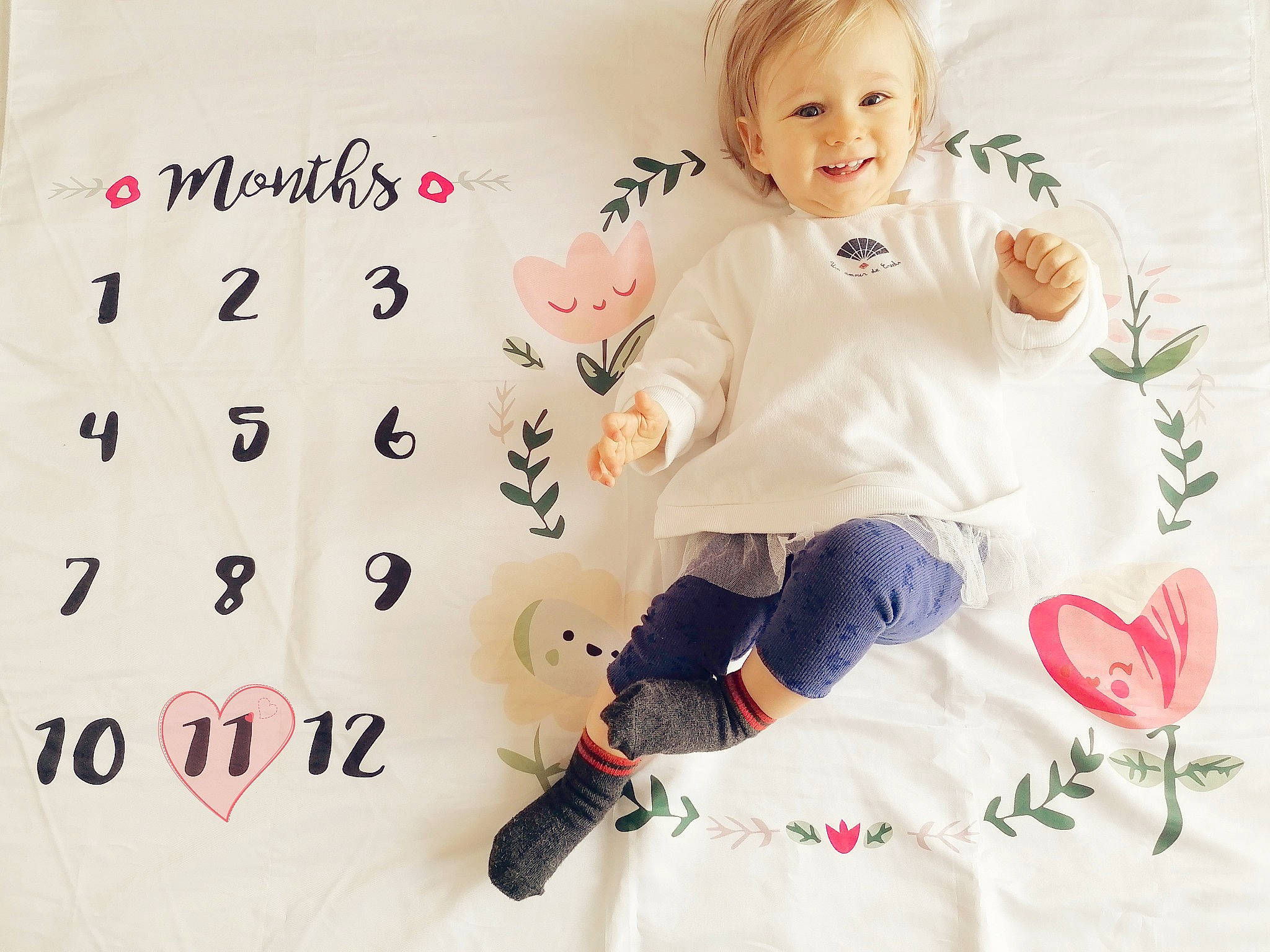 Cassy participe au concours pour gagner de l'argent avec cette photo : arm, baby_toddler_clothing, child, facial_expression, finger, font, hand, happy, human_body, jeans, joy, leg, magenta, pattern, person, pink, sleeve, sock, t_shirt, textile
