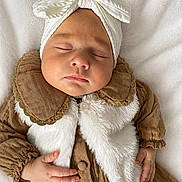 Alya participe au concours pour gagner de l'argent avec cette photo : baby, sleeping, infant, headband, bow, white, brown, vest, clothing, hand, blanket, soft, peaceful, portrait, closeup, cute, child, resting, indoors, cozy
