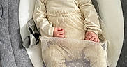 Alya a rejoint le concours — aidez-le/la à gagner de superbes lots ! baby, newborn, sleeping, infant, clothing, shoes, baby_seat, cushion, fabric, soft, cute, peaceful, small_hands, head_support, gray, white, cream, tulle, lace, footwear