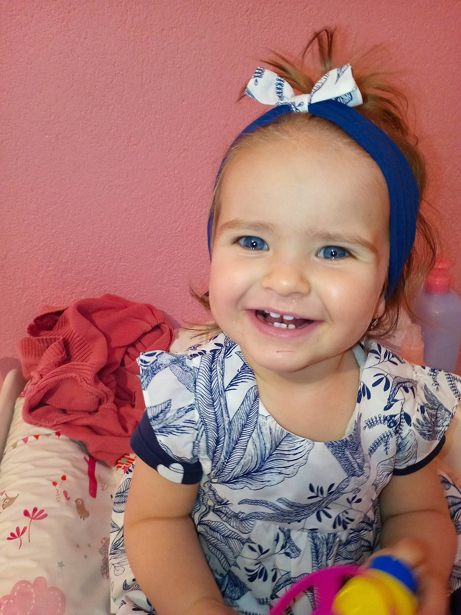 Alycia participe au concours pour gagner de l'argent avec cette photo : arm, baby, baby_toddler_clothing, cheek, child, eye, facial_expression, fun, happy, headband, iris, joy, organ, person, pink, product, skin, sleeve, smile, t_shirt