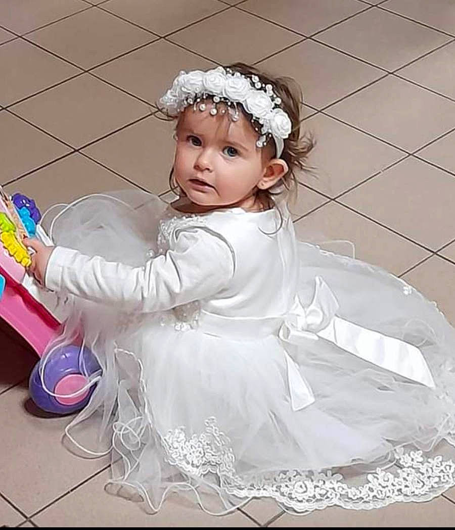 Alycia a rejoint le concours — aidez-le/la à gagner de superbes lots ! baby_toddler_clothing, bridal_accessory, bridal_clothing, child, costume, dress, embellishment, event, fashion_accessory, fashion_design, flash_photography, hair_accessory, happy, headband, headpiece, headwear, jewellery, person, petal, sitting