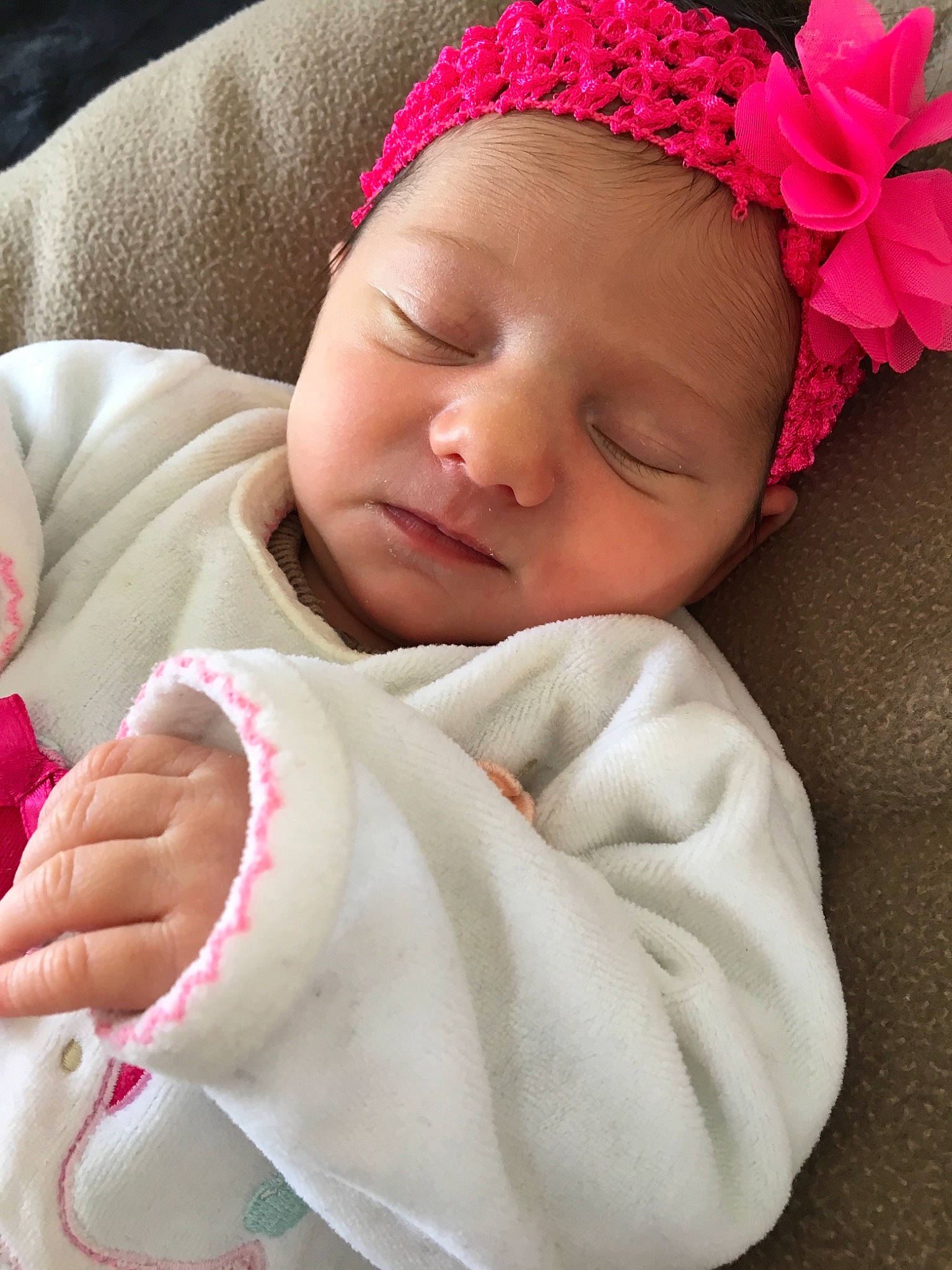 Aélia a rejoint le concours — aidez-le/la à gagner de superbes lots ! baby, baby_sleeping, blanket, cheek, child, hair_accessory, headband, headgear, linens, nap, person, pink, skin, sleep, textile, toddler, wool