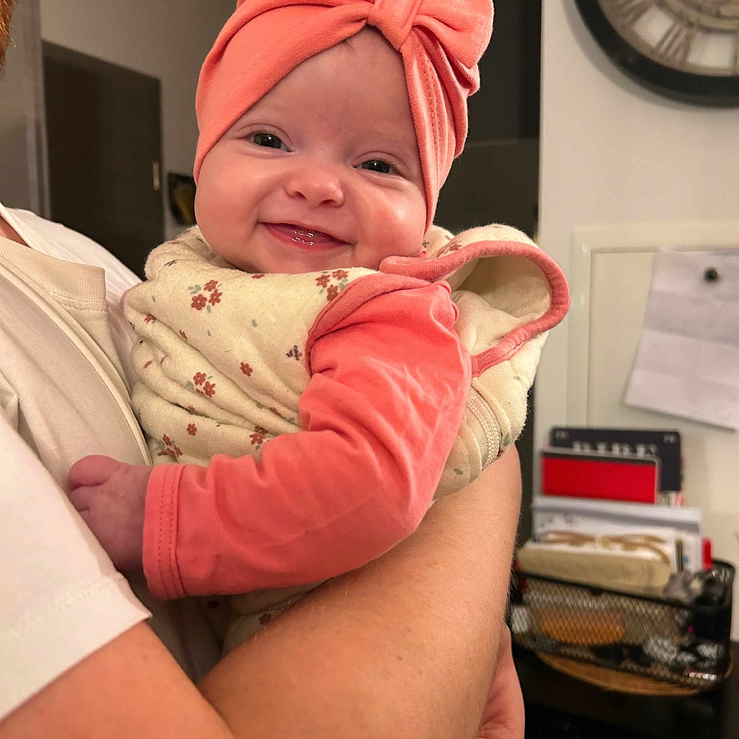 Mira a rejoint le concours — aidez-le/la à gagner de superbes lots ! adult, arm, baby, baby_girl, bow, closeup, clothing, cute, face, floral_pattern, happy, headband, holding, human, indoor, infant, person, portrait, smile, warm_lighting